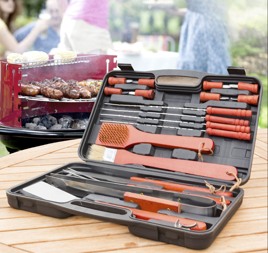 perfekten komplekt za barbekyu s 18 chasti v plastmasov kufar 6688